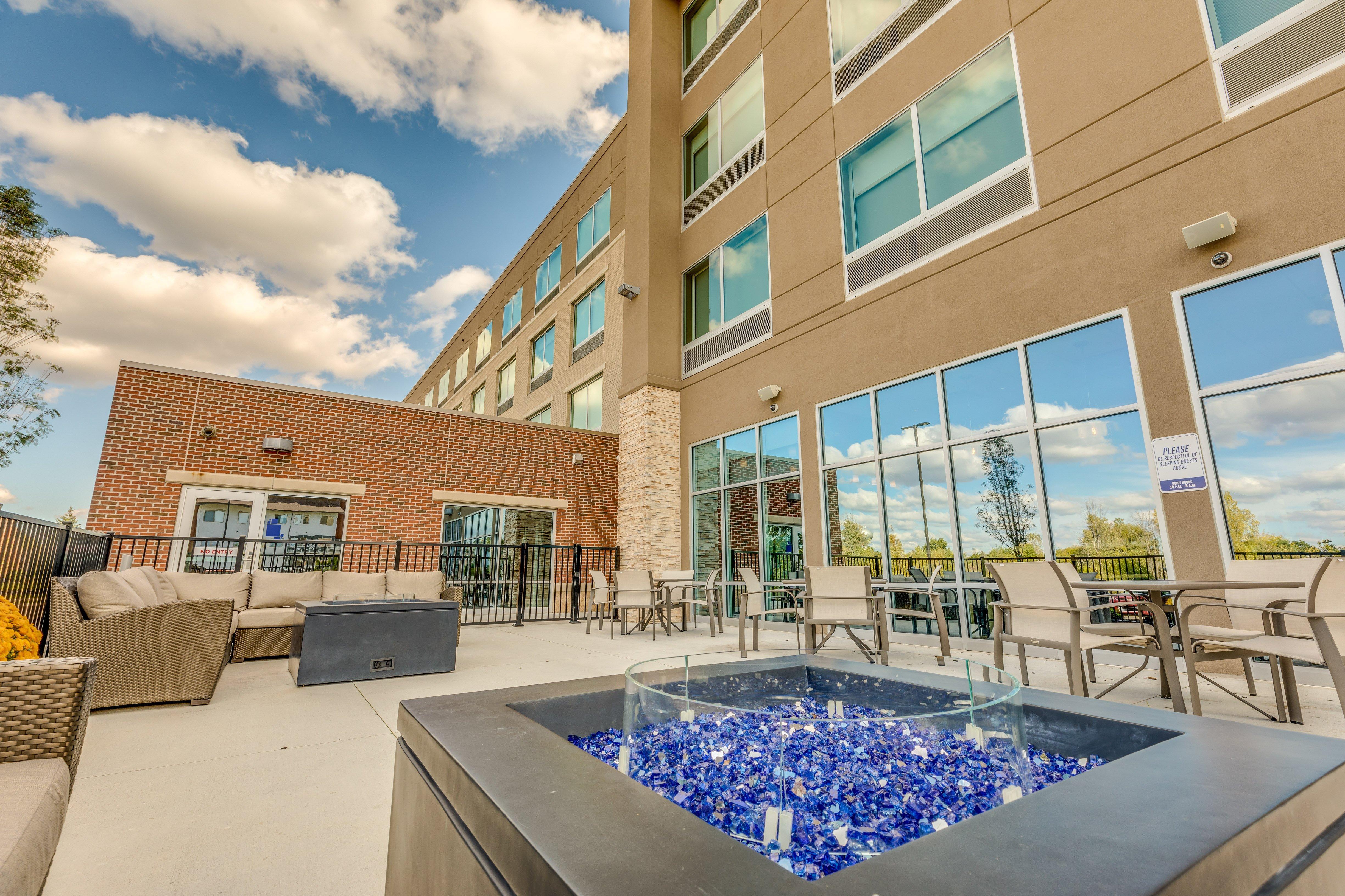 Holiday Inn Express & Suites Okemos - University Area By Ihg Exterior foto